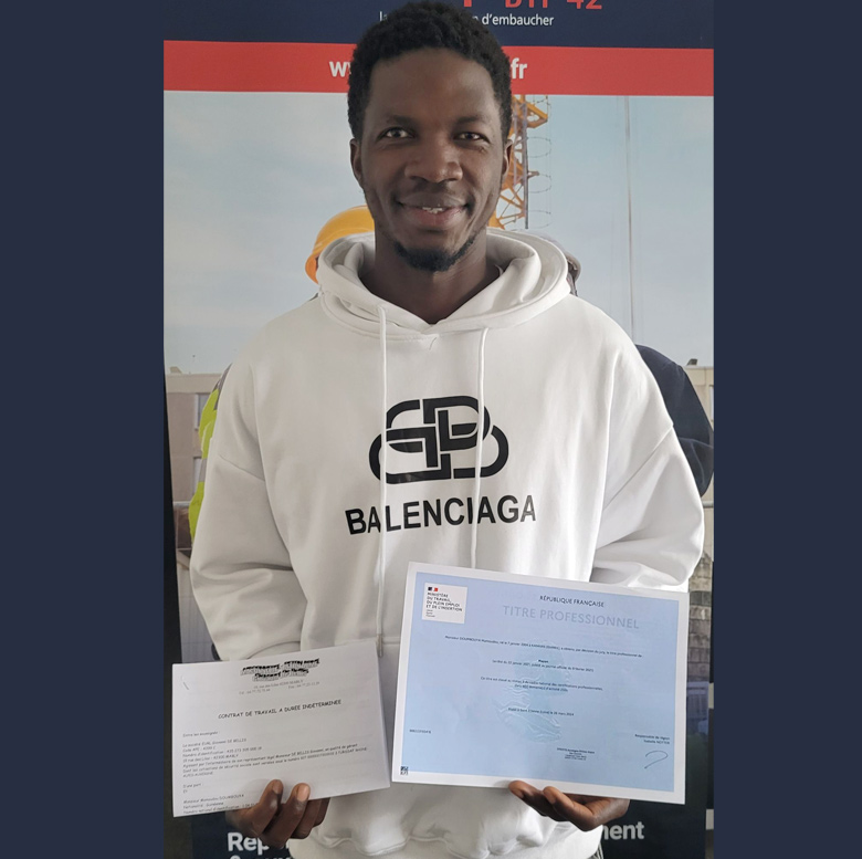 Mamoudou obtient son Titre Professionnel de maçon et signe un CDI après un an de formation avec Geiq BTP 42